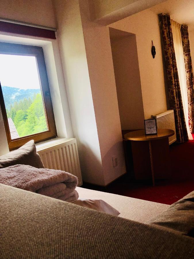 Pensiune & Restaurant Kalinder Buşteni Eksteriør billede